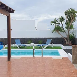 Villa Super Detached Private Near The Beach- Heated Pool-wifi-uk Tv, Playa Blanca (Lanzarote)